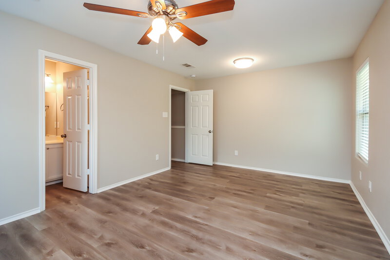 1,885/Mo, 426 Laurel Sage Dr Kingwood, TX 77339 Main Bedroom View 2