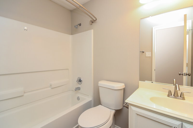 1,885/Mo, 426 Laurel Sage Dr Kingwood, TX 77339 Main Bathroom View