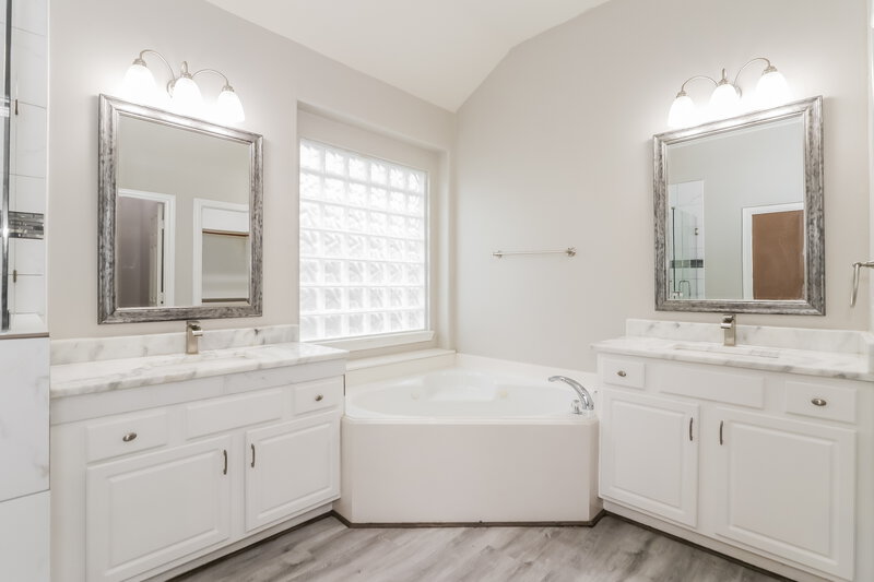 2,290/Mo, 7126 Fountain Lilly Dr Humble, TX 77346 Main Bathroom View