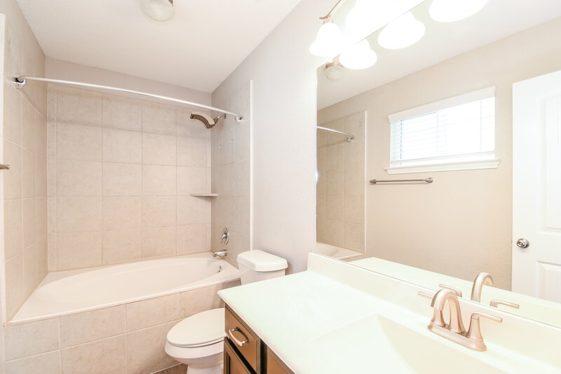 1,845/Mo, 10339 Spruce Villa Trce Houston, TX 77044 Main Bathroom View