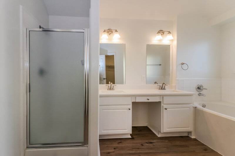 1,915/Mo, 2406 Glenholly Park Dr Sugar Land, TX 77498 Main Bathroom View