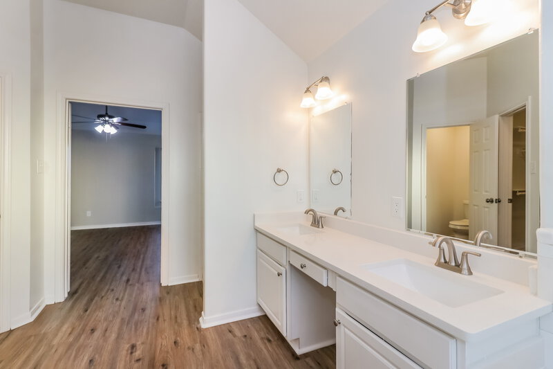 1,915/Mo, 2406 Glenholly Park Dr Sugar Land, TX 77498 Main Bathroom View 2