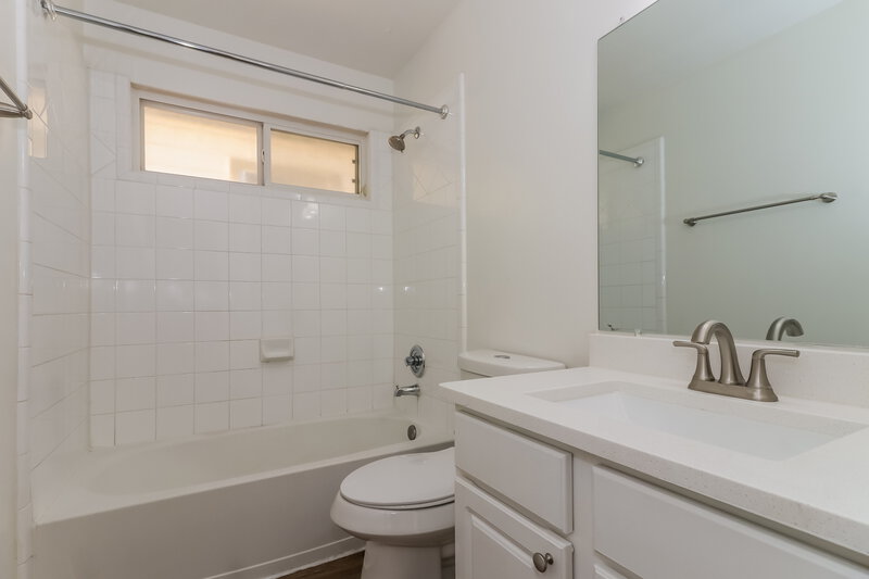 1,915/Mo, 2406 Glenholly Park Dr Sugar Land, TX 77498 Bathroom View