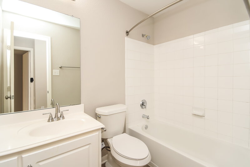 2,125/Mo, 17714 Manchester Point Ln Richmond, TX 77407 Bathroom View 2
