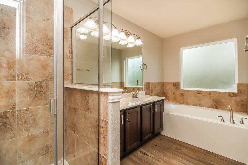 2,345/Mo, 11411 Hackmatack Way Houston, TX 77066 Main Bathroom View