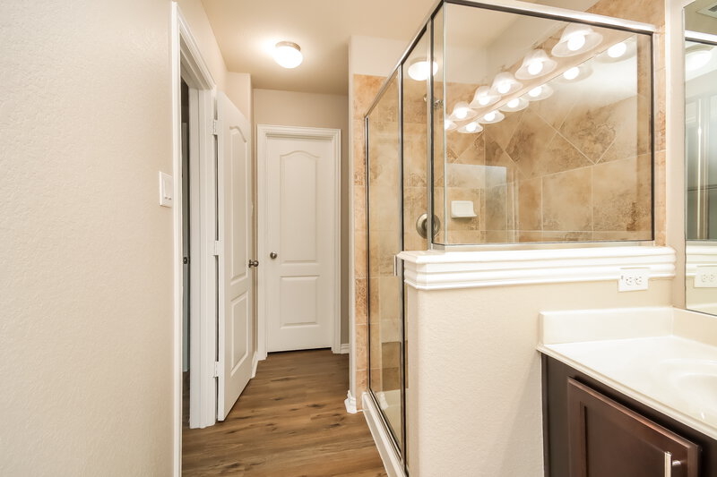2,345/Mo, 11411 Hackmatack Way Houston, TX 77066 Main Bathroom View 2