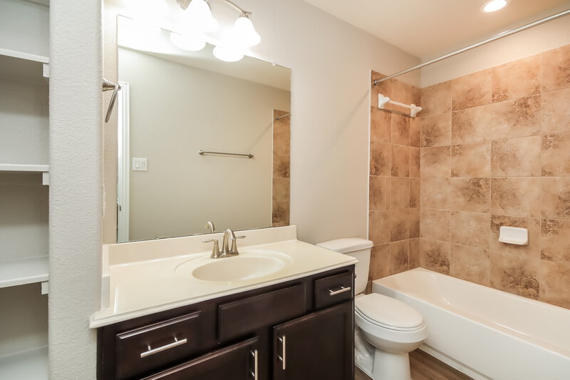 2,345/Mo, 11411 Hackmatack Way Houston, TX 77066 Bathroom View