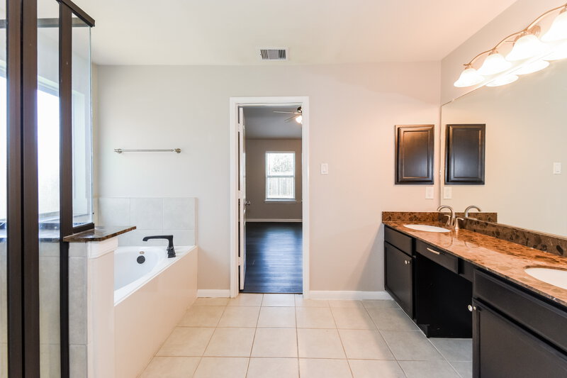 2,075/Mo, 5135 Lagoon Ct Bacliff, TX 77518 Main Bathroom View
