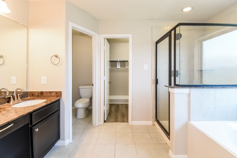 2,075/Mo, 5135 Lagoon Ct Bacliff, TX 77518 Main Bathroom View 2