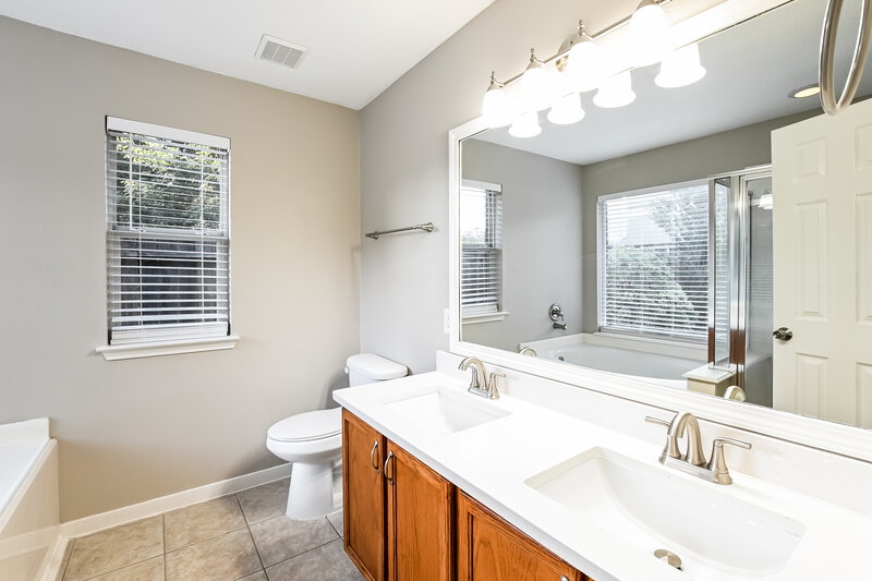 2,425/Mo, 10403 Falling River Dr Houston, TX 77095 Main Bathroom View