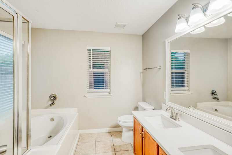 2,355/Mo, 10403 Falling River Dr Houston, TX 77095 Main Bathroom View
