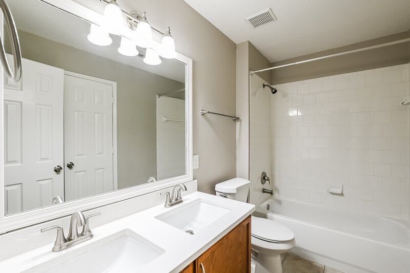 2,425/Mo, 10403 Falling River Dr Houston, TX 77095 Bathroom View