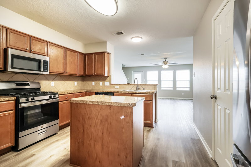 1,860/Mo, 17819 Yellow Birch Trl Humble, TX 77346 Kitchen View 2