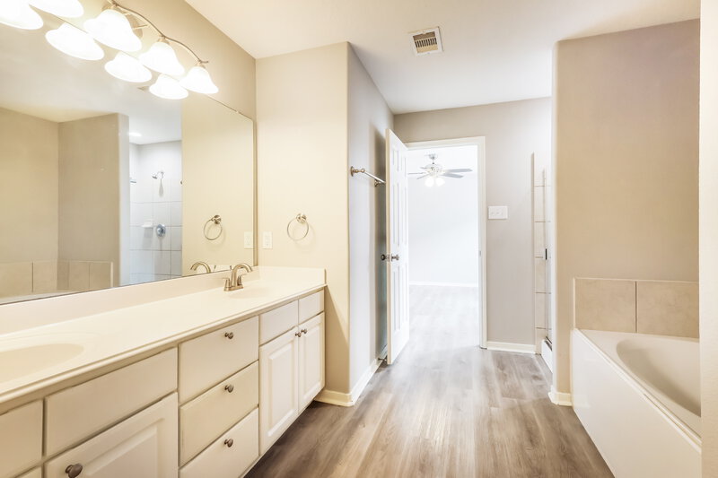 1,860/Mo, 17819 Yellow Birch Trl Humble, TX 77346 Main Bathroom View