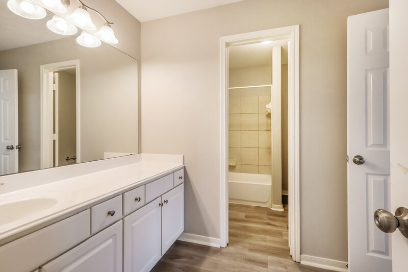1,860/Mo, 17819 Yellow Birch Trl Humble, TX 77346 Main Bathroom View 2