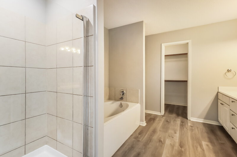 1,860/Mo, 17819 Yellow Birch Trl Humble, TX 77346 Bathroom View