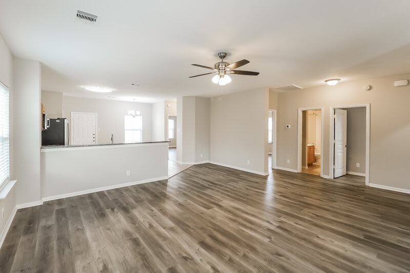 1,660/Mo, 2211 Moss Bluff Ln Rosenberg, TX 77471 Family Room View 2