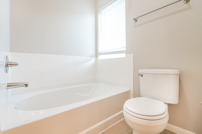 1,660/Mo, 2211 Moss Bluff Ln Rosenberg, TX 77471 Main Bathroom View 2
