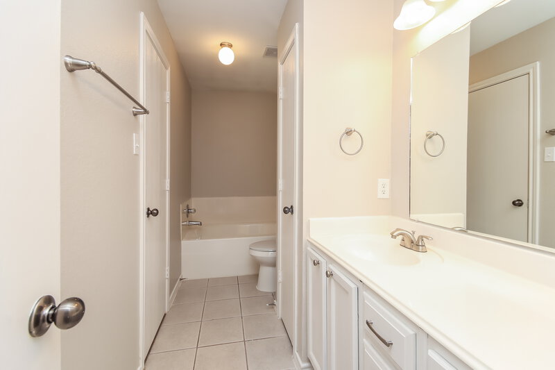 2,370/Mo, 1921 Cameo Ct League City, TX 77573 Main Bathroom View