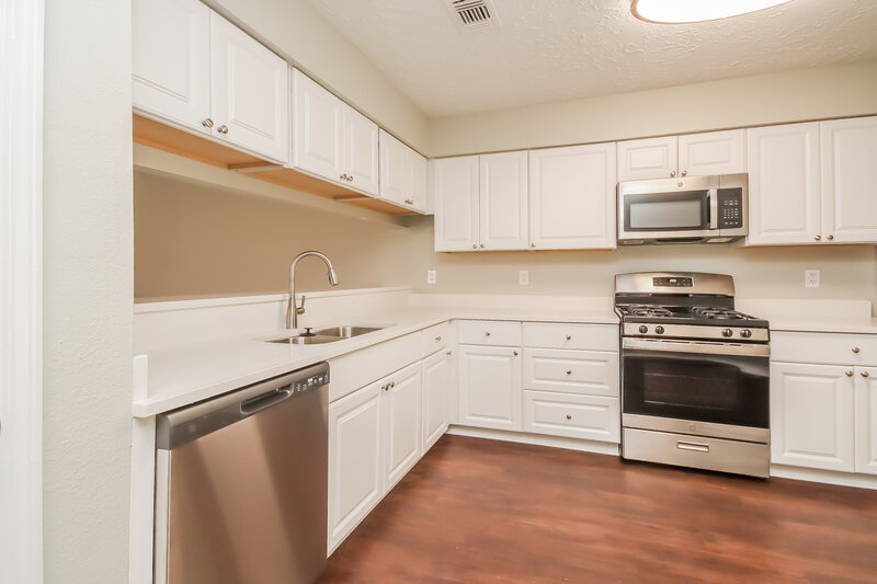 2,015/Mo, 9411 Spindlewood Dr Houston, TX 77083 Kitchen View