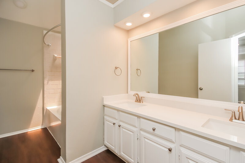 2,015/Mo, 9411 Spindlewood Dr Houston, TX 77083 Main Bathroom View