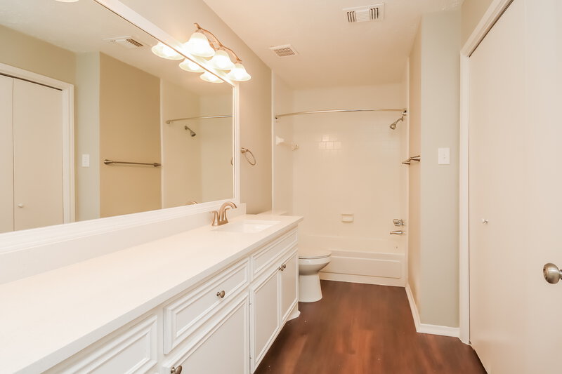 2,015/Mo, 9411 Spindlewood Dr Houston, TX 77083 Bathroom View