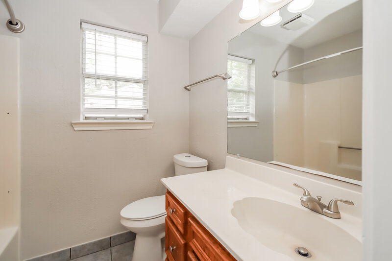 1,560/Mo, 9695 Twin Shores Dr Willis, TX 77318 Bathroom View