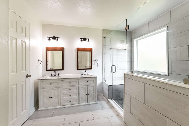 2,890/Mo, 4530 Allegro Dr Seabrook, TX 77586 Main Bathroom View