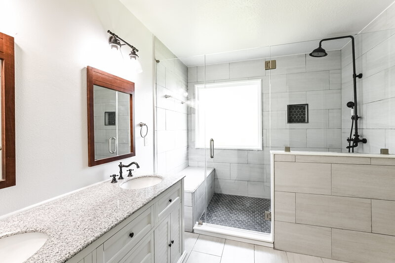 2,890/Mo, 4530 Allegro Dr Seabrook, TX 77586 Main Bathroom View 2