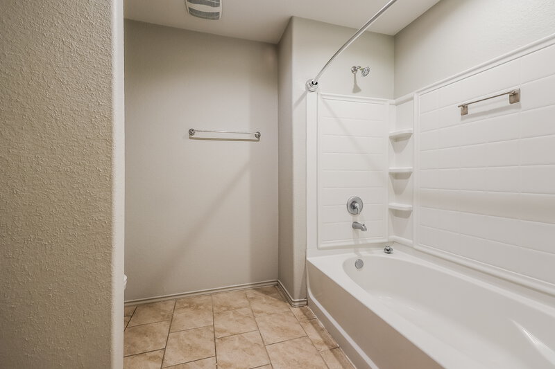 2,315/Mo, 2602 Ski Lodge Dr Spring, TX 77373 Main Bathroom View