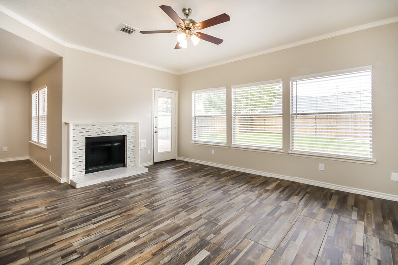 2,285/Mo, 15802 Saint Lawrence Cir Friendswood, TX 77546 Living Room View 2