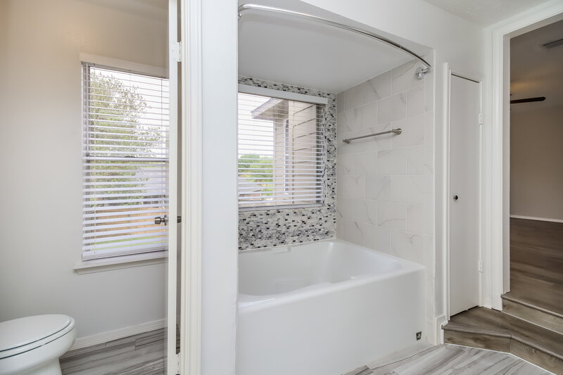 2,285/Mo, 15802 Saint Lawrence Cir Friendswood, TX 77546 Main Bathroom View 2