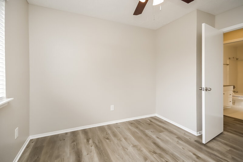 2,285/Mo, 15802 Saint Lawrence Cir Friendswood, TX 77546 Bedroom View 2