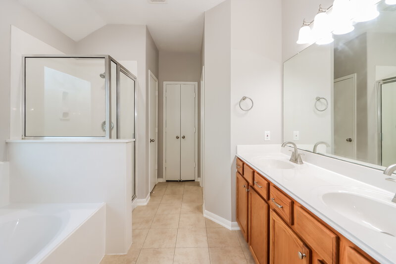 2,135/Mo, 911 Blair Field Ln Fresno, TX 77545 Main Bathroom View