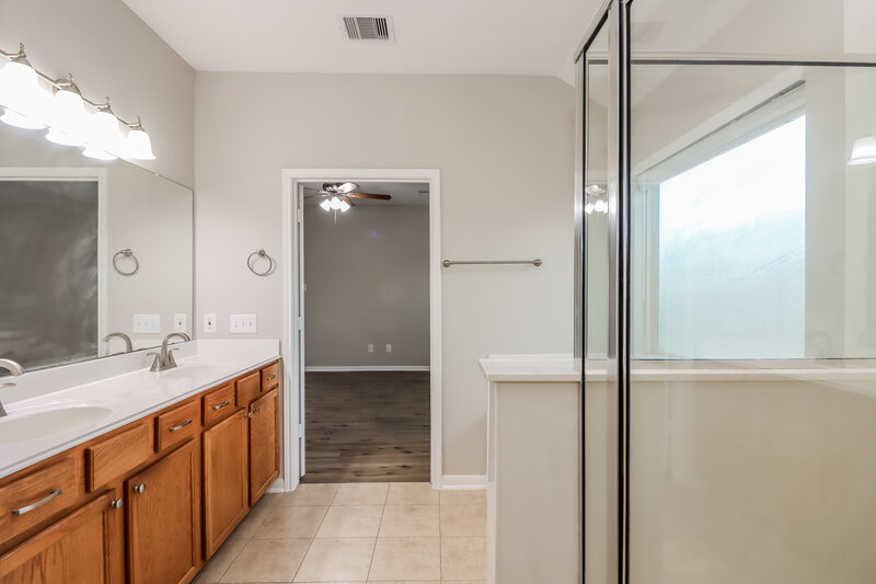 2,135/Mo, 911 Blair Field Ln Fresno, TX 77545 Main Bathroom View 2