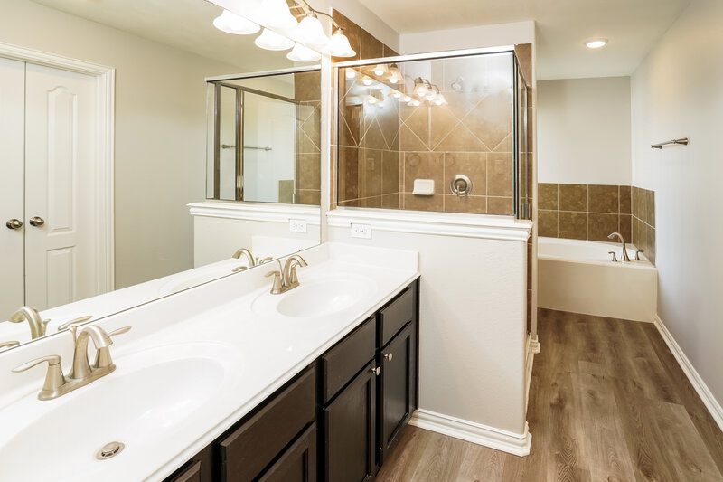 2,280/Mo, 5109 Caldera Ct Houston, TX 77066 Main Bathroom View