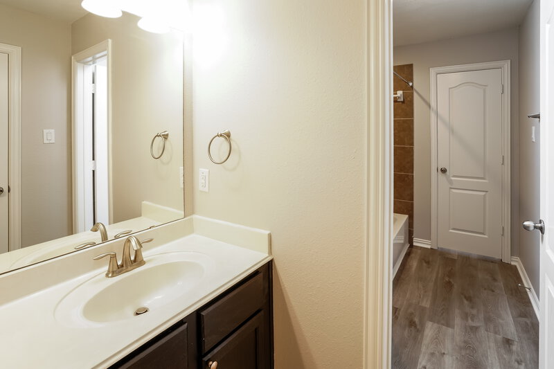 2,280/Mo, 5109 Caldera Ct Houston, TX 77066 Bathroom View