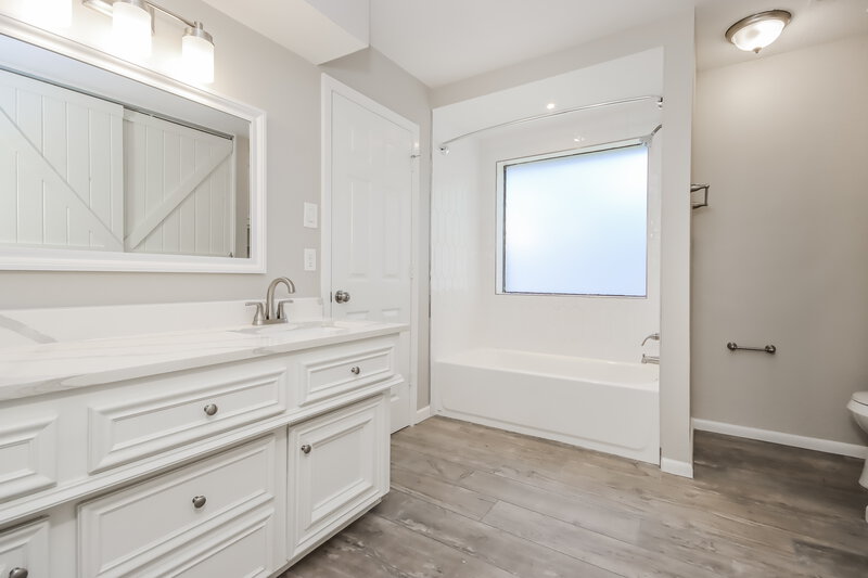1,785/Mo, 16210 S Helm Ct Crosby, TX 77532 Main Bathroom View