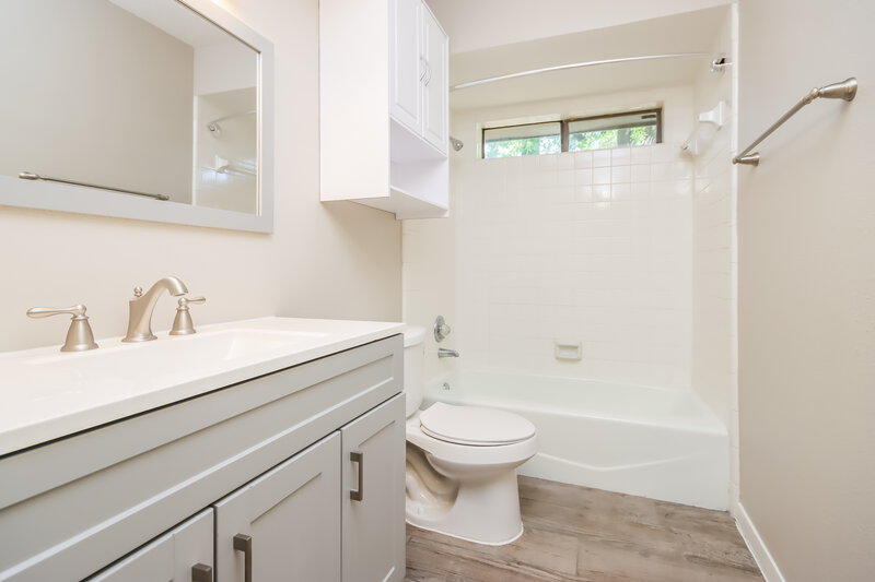 1,785/Mo, 16210 S Helm Ct Crosby, TX 77532 Bathroom View