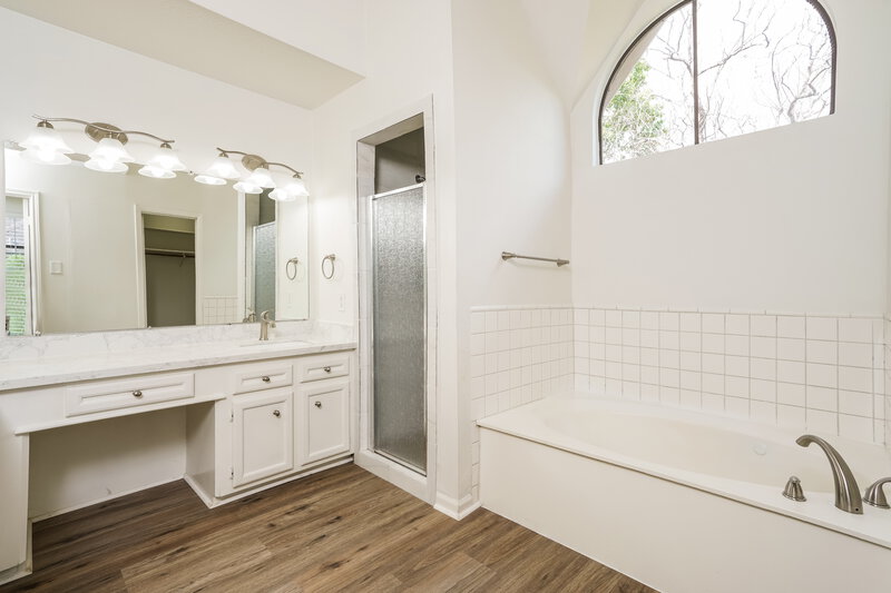 2,240/Mo, 24714 Gilbough Dr Tomball, TX 77375 Main Bathroom View