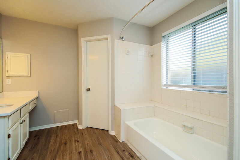 2,105/Mo, 7322 Maczali Dr Missouri City, TX 77489 Main Bathroom View