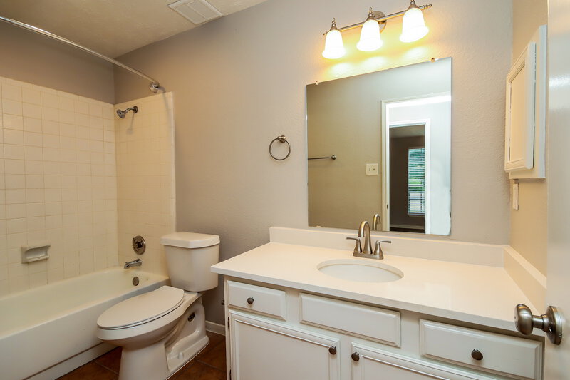 2,105/Mo, 7322 Maczali Dr Missouri City, TX 77489 Bathroom View 2