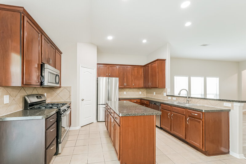 2,065/Mo, 1099 Shadow Glenn Dr Conroe, TX 77301 Kitchen View