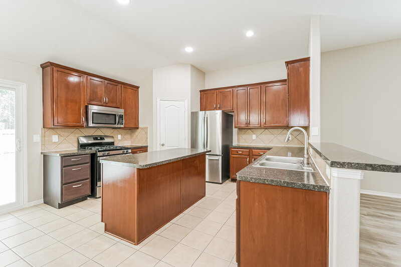 2,065/Mo, 1099 Shadow Glenn Dr Conroe, TX 77301 Kitchen View 2