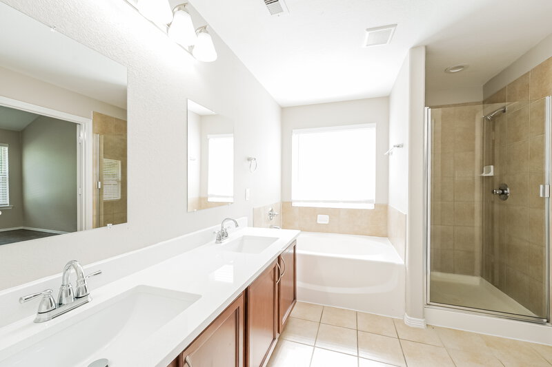 2,065/Mo, 1099 Shadow Glenn Dr Conroe, TX 77301 Main Bathroom View