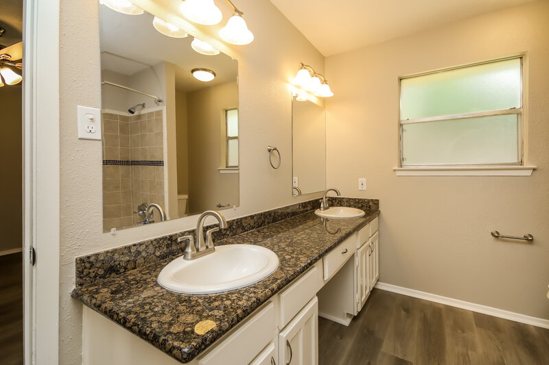 1,960/Mo, 21206 Waymare Ln Spring, TX 77388 Main Bathroom View