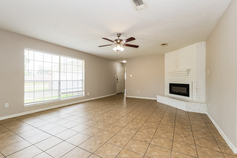 1,750/Mo, 8514 Forest Point Dr Humble, TX 77338 Living Room View 3