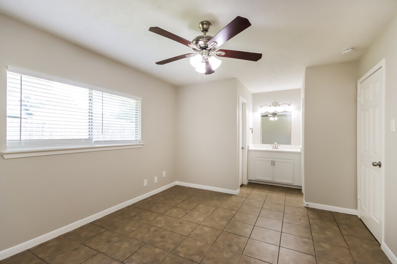 1,760/Mo, 8514 Forest Point Dr Humble, TX 77338 Main Bedroom View 2