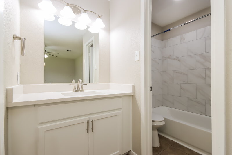 1,760/Mo, 8514 Forest Point Dr Humble, TX 77338 Main Bathroom View