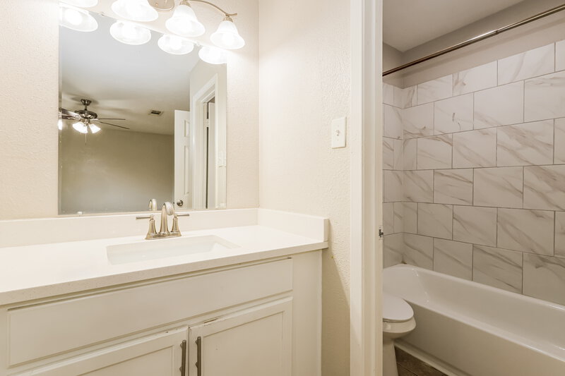 1,750/Mo, 8514 Forest Point Dr Humble, TX 77338 Main Bathroom View